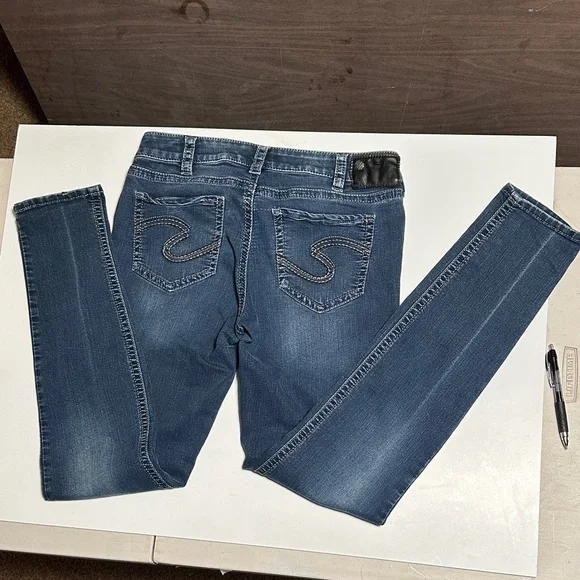 Silver Jeans High Rise Blue Denim with Contrast Stitching - Picture 3 of 3